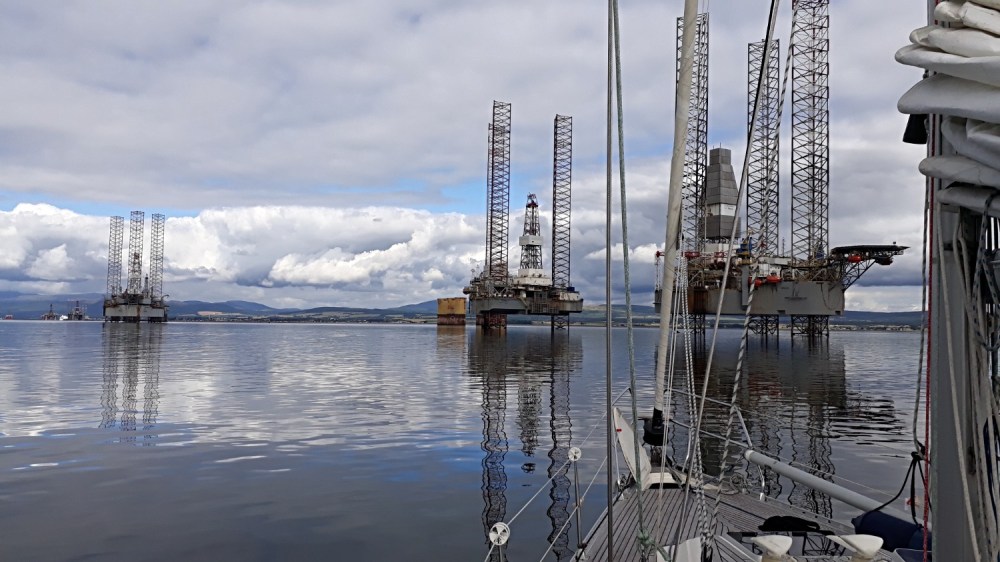 Oil rigs oher side..